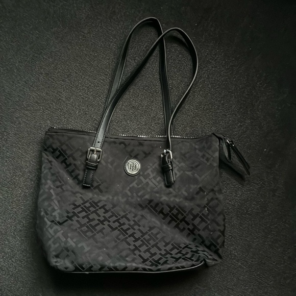 Tommy Hilfiger Handbags - Tommy Hilfiger black shopper purse